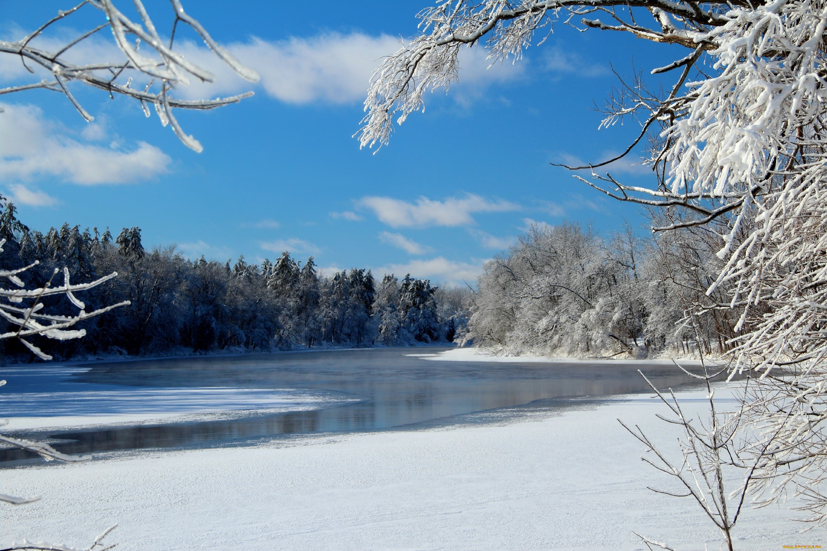 Зимний пейзаж с замерзшей рекой
